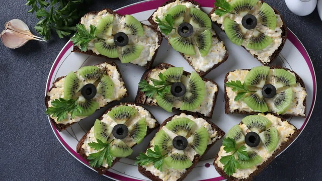 Тосты с киви, плавленым сыром и чесноком