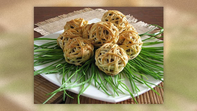 Мясные клубочки в слоёном тесте