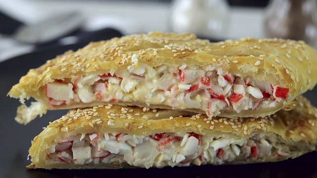Слоеный пирог с крабовыми палочками