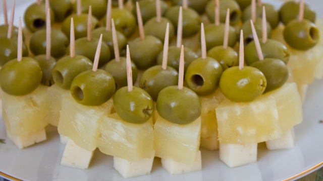 Канапе с ананасом