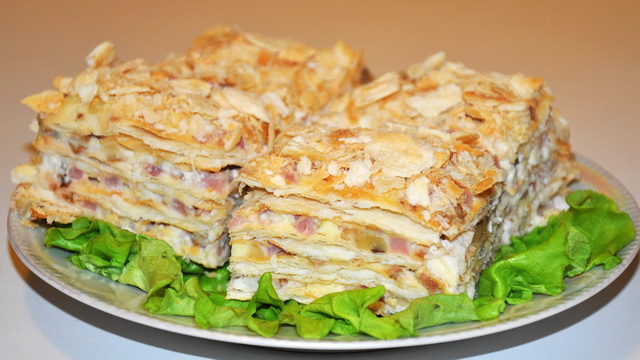 Закусочный «Наполеон» с сыром, ветчиной и ананасом