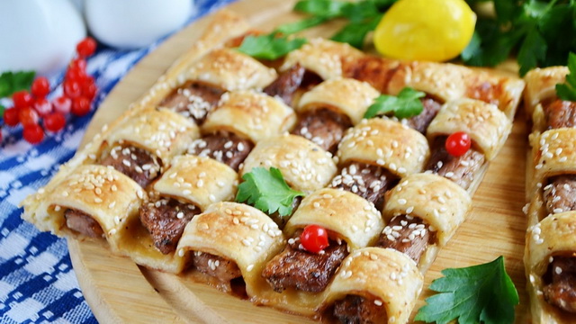 Мясо в тесте «Шахматная доска»