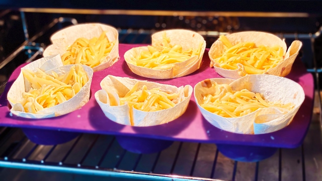 Кексы из лаваша с курицей и грибами