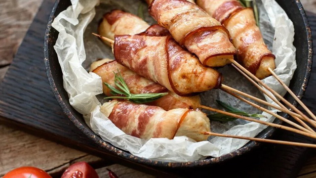 Куриное «эскимо» в беконе