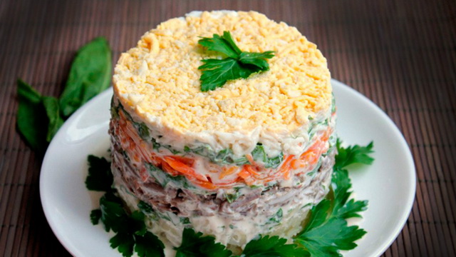 Сытный салат с куриной печенью