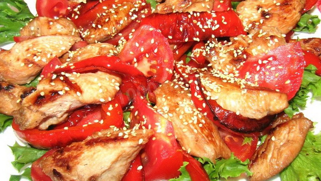 Тёплый салат с курицей и овощами