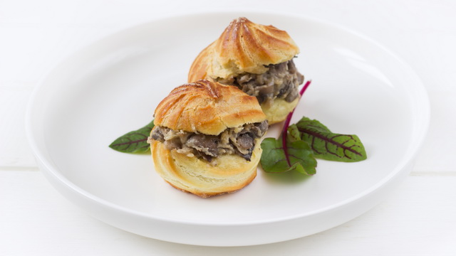 Закусочные профитроли с грибами и сыром