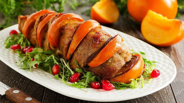 Мясо, запеченное с хурмой, яблоком и луком