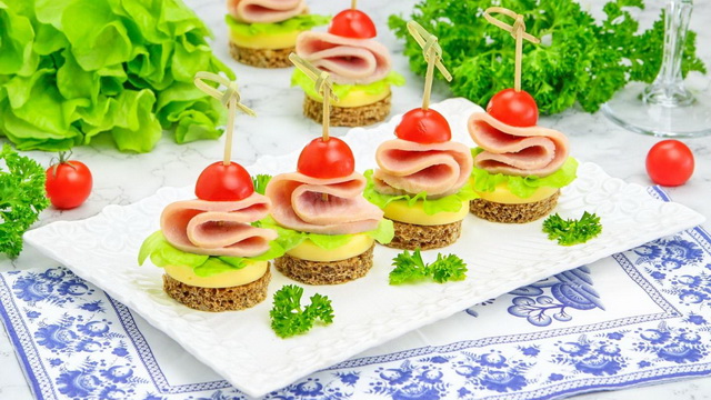 Канапе с сыром и ветчиной на шпажках
