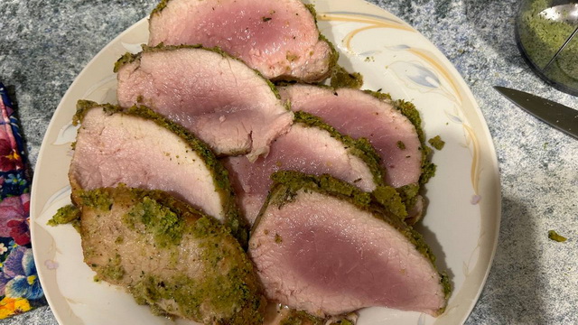 Запечённое мясо в панировочных сухарях с зеленью