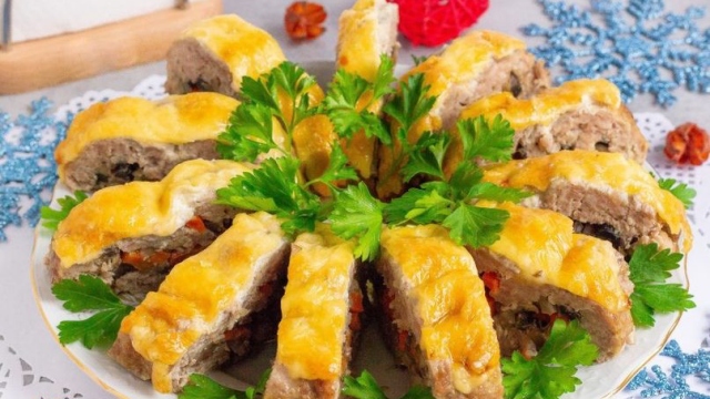 Новогодний рулет с грибами и сыром