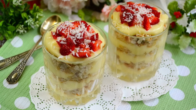 Десерт с песочной крошкой и заварным кремом