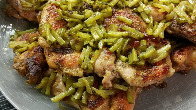 Отбивные из свинины, запечённые с маринованными огурцами и грецкими орехами