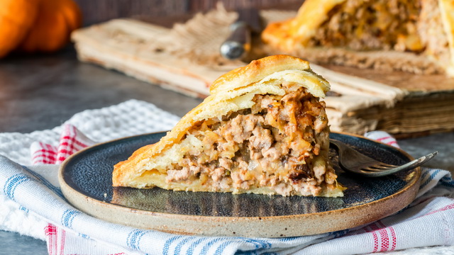 Слоёный пирог со&nbsp;свининой и&nbsp;яблоками