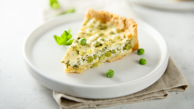 Простой сырный пирог с&nbsp;зелёным горошком