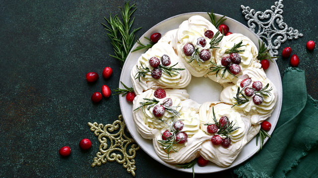 Пирожное «Зимняя сказка» с клюквой