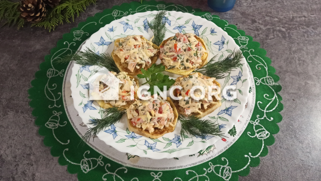 Закуска из жареных кабачков с помидорами и сыром