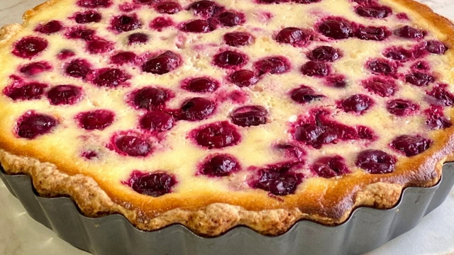 Вишневый пирог в сметанной заливке