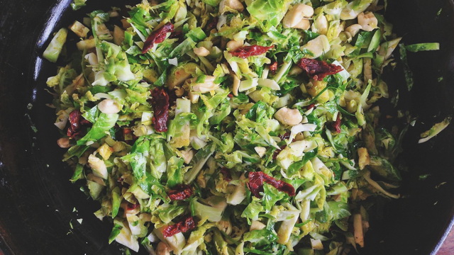 Брюссельская капуста с вялеными помидорами и кешью