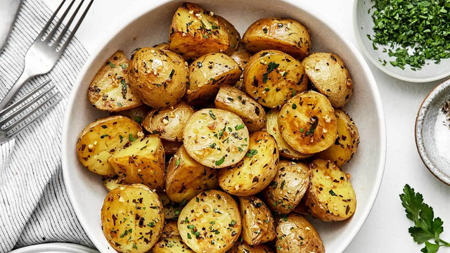 Картофель, запеченный с чесноком в сухарях