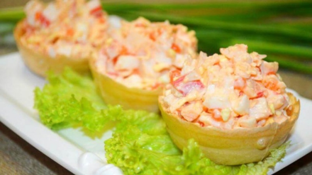 Тарталетки с красной рыбой и ананасом