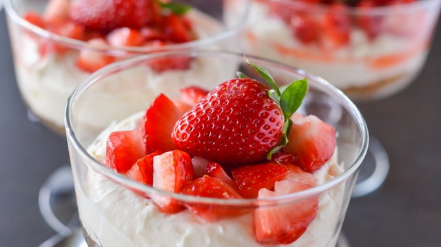 Клубничный десерт с шоколадным печеньем