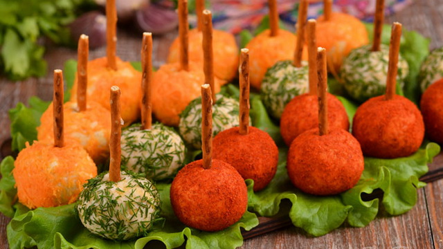 Цветные шарики из курицы с сыром и чесноком