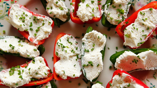 Сладкие и острые перцы, фаршированные сливочным сыром