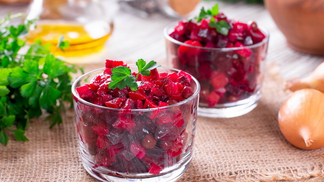 Винегрет с виноградом и орехами