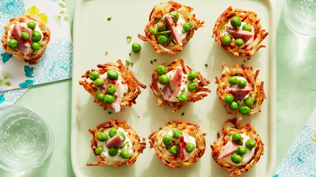 Картофельные гнёзда с зелёным горошком, ветчиной и сливочным сыром