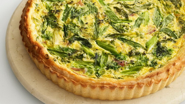 Весенний киш с рикоттой, ветчиной и зелёным луком