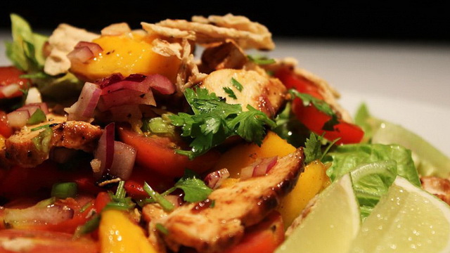 Тёплый салат с курицей