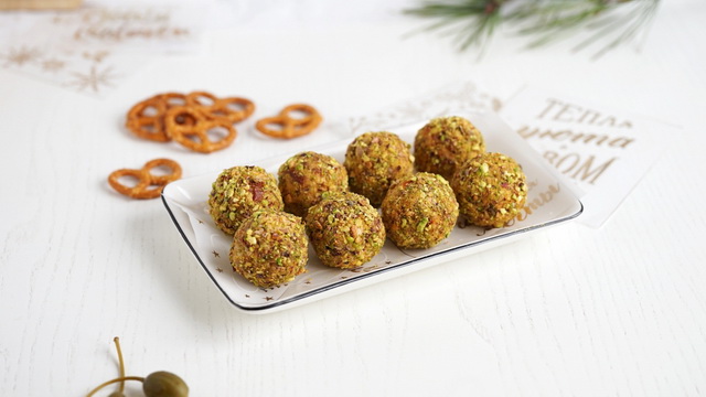 Сырные шарики с черносливом и орехами