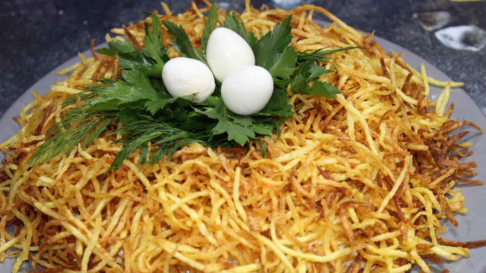 Салат с курицей и картофелем «Гнездышки»