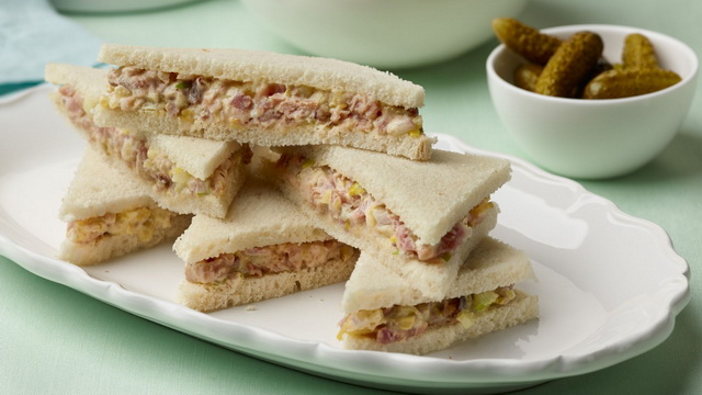 Бутерброд с ветчиной и маринованными огурцами