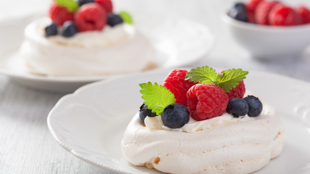 Меренга со взбитыми сливками и ягодами