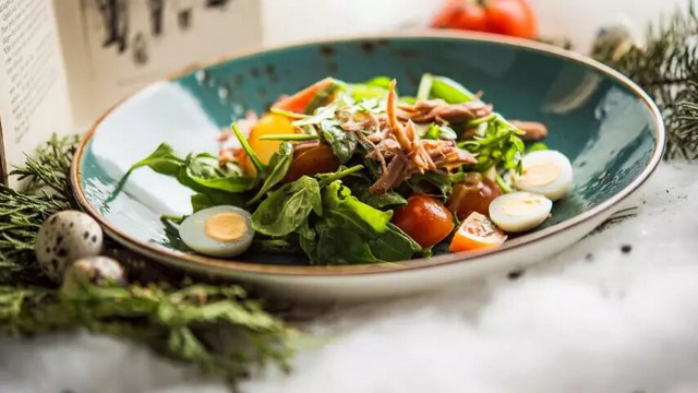 Салат с уткой конфи, руколой и помидорами черри